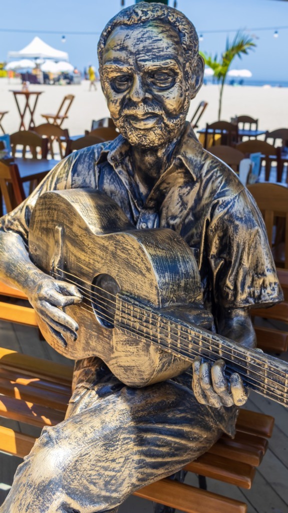 Monumento com estátua em homenagem a Gilberto Gil, feito em fibra de vidro, é instalada na orla de Copacabana